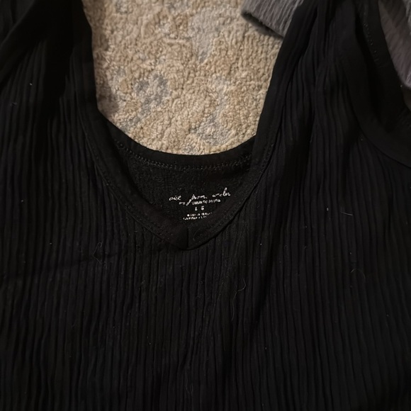 Out from under cropped tanks size Large - Picture 2 of 3